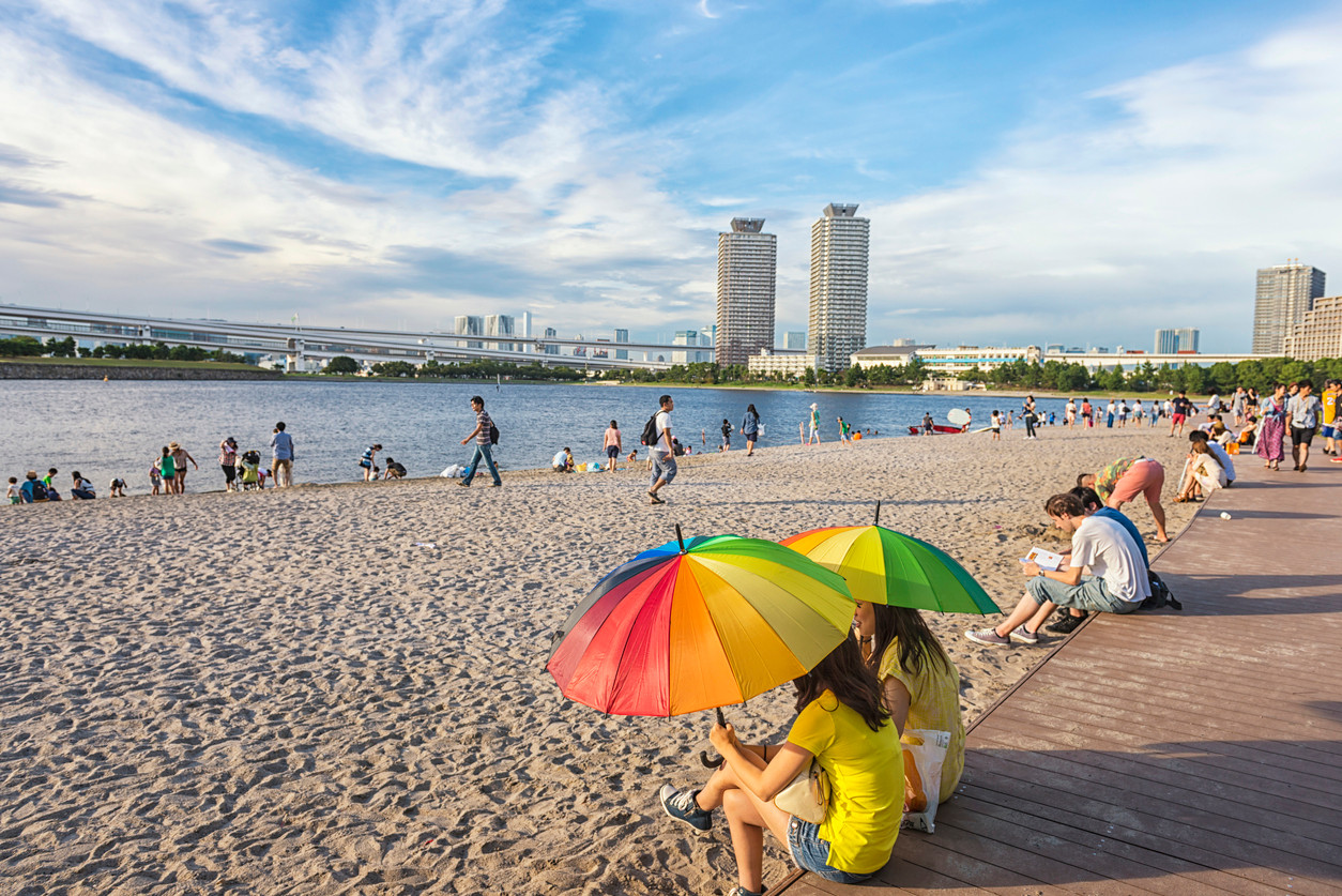 Odaiba Beach Park, Tokyo, Japan. helovi / istockphoto.com